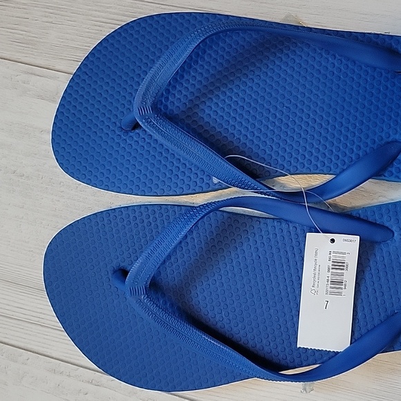 NWT Old Navy Blue Flip Flops - Picture 6 of 7